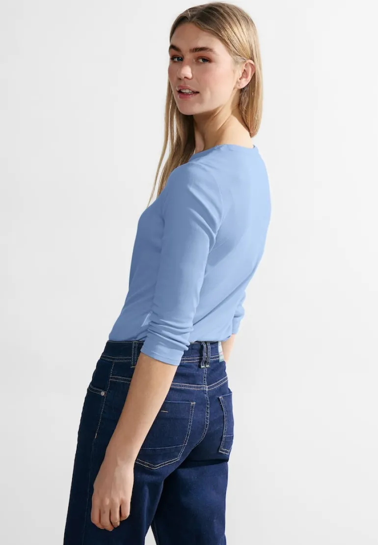 Basic Shirt in Unifarbe soda blue