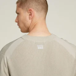 Detailed r knit whitebait