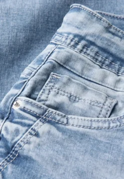 Jeans mit Turn-Up Detail light blue wash
